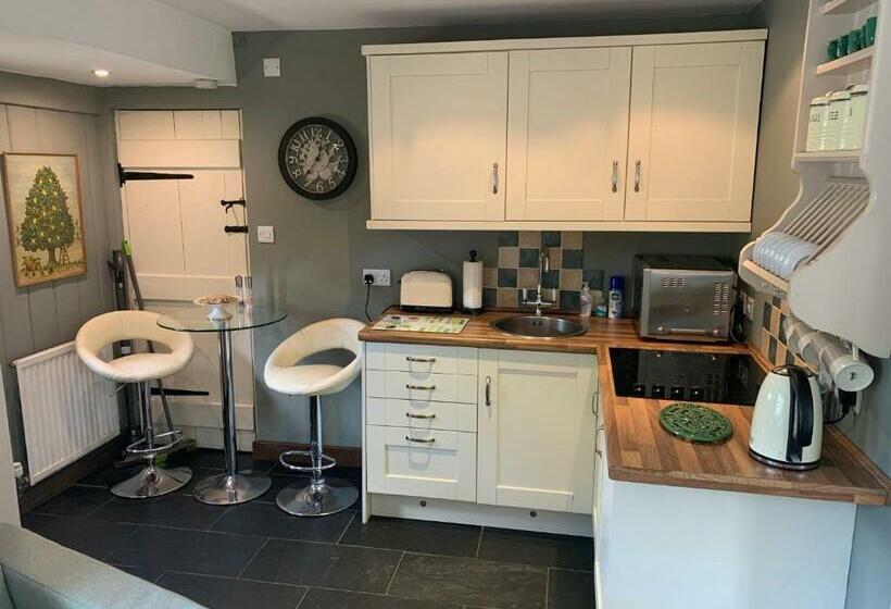 Hotelli Thatched Cottage