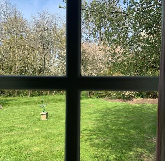 Hotelli Thatched Cottage