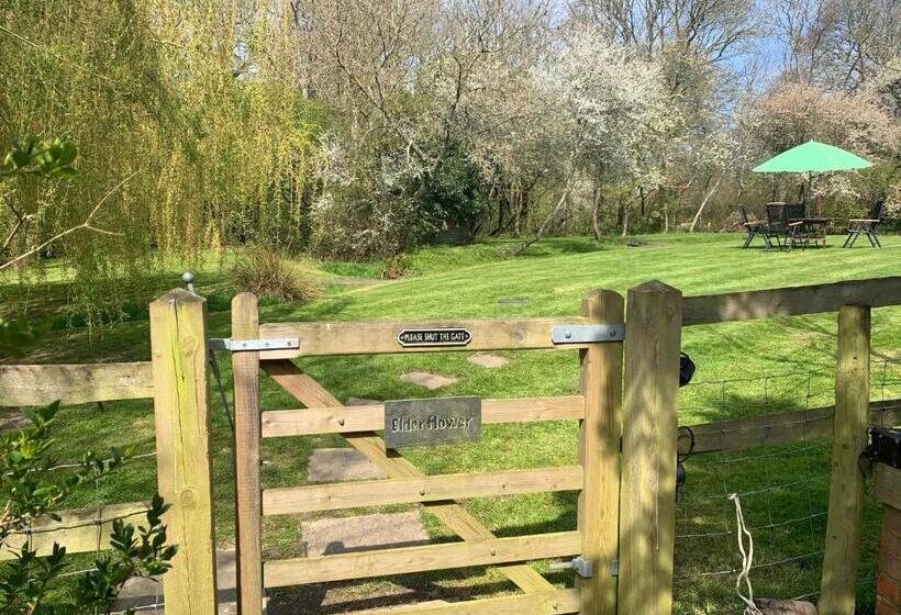 Hotelli Thatched Cottage