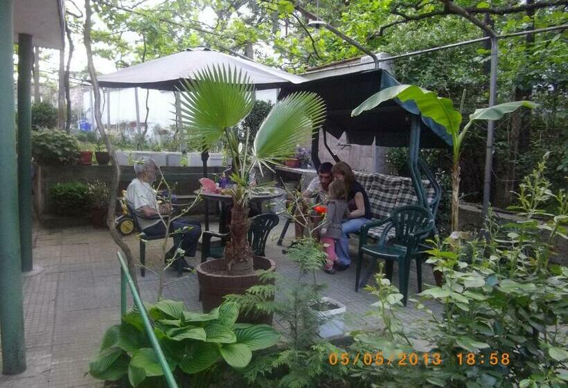 פנסיון Sakutski House