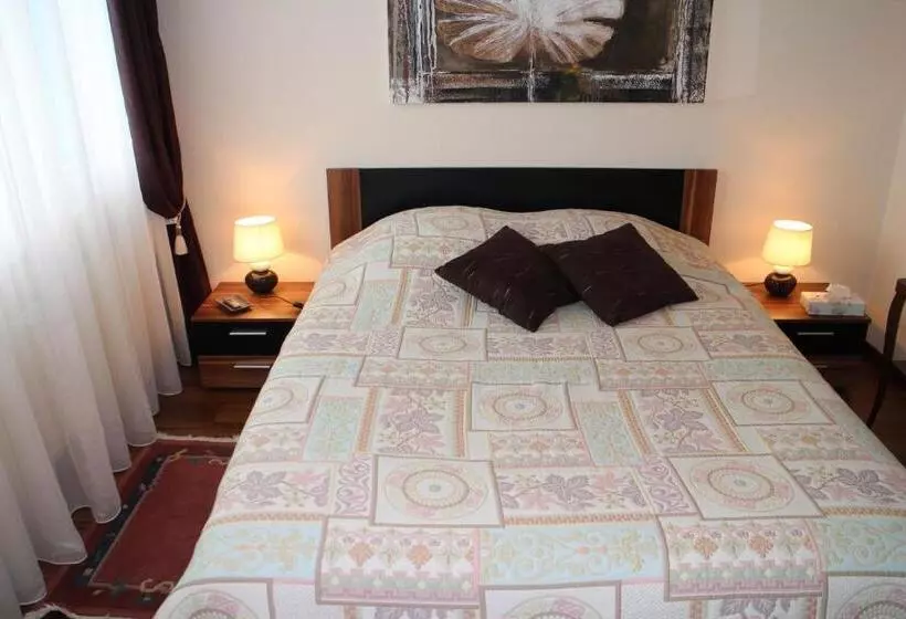 Aamiaismajoitus (B&B) Les Petites Chambres De La Bleue Maison