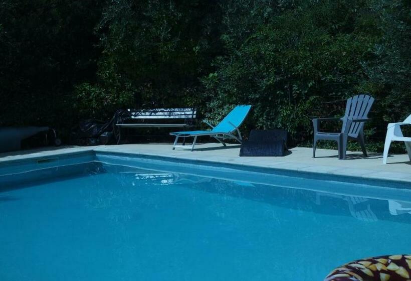 مبيت وإفطار Mas Grimaud   Gîte  Studio Et Chambres D Hôtes Familiales