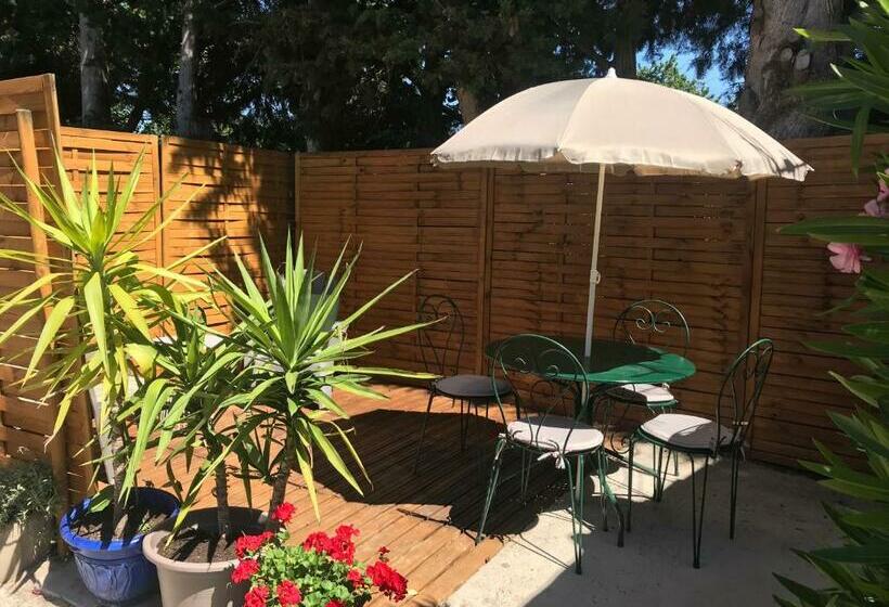 مبيت وإفطار Mas Grimaud   Gîte  Studio Et Chambres D Hôtes Familiales