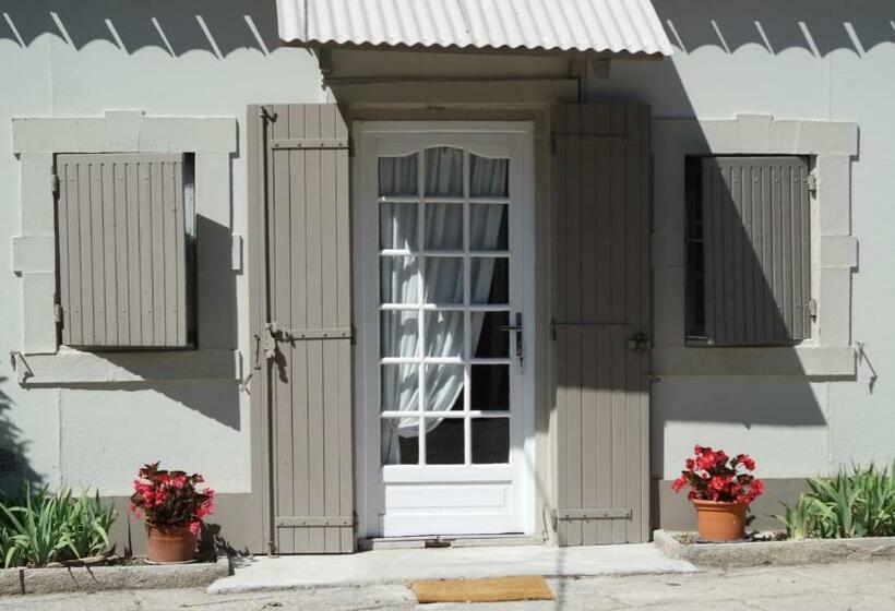 مبيت وإفطار Mas Grimaud   Gîte  Studio Et Chambres D Hôtes Familiales