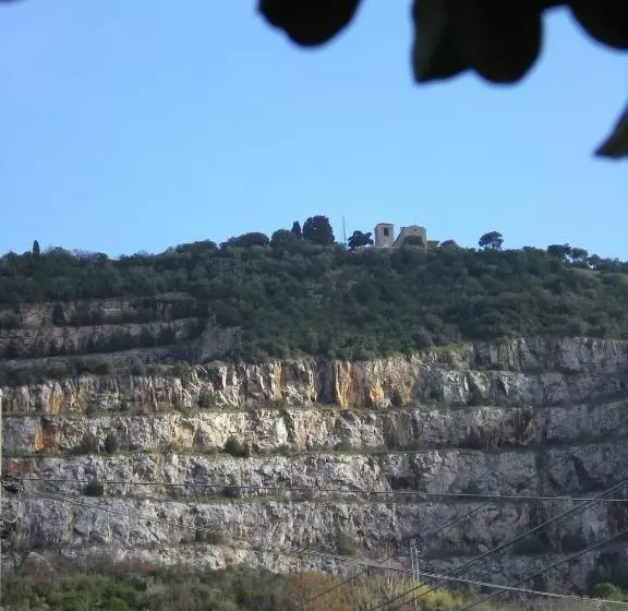 ペンション Il Toscano   Near Grotta Giusti