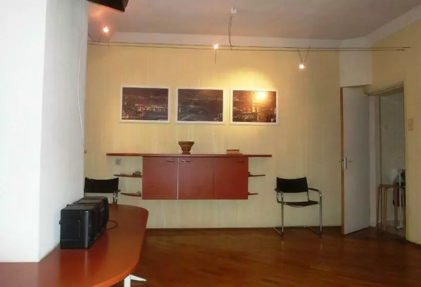 ユースホステル Frank S Backpackers