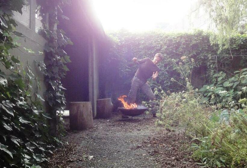 旅馆 Frank S Backpackers