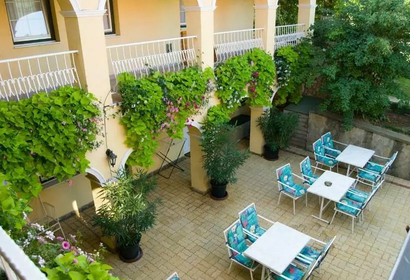 ペンション Hársfa Szálló