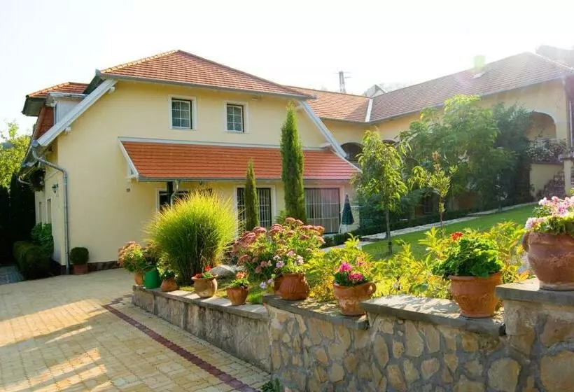 ペンション Hársfa Szálló