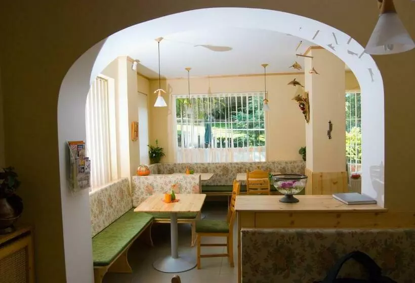 ペンション Hársfa Szálló