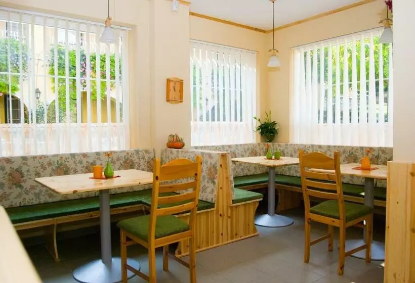 ペンション Hársfa Szálló