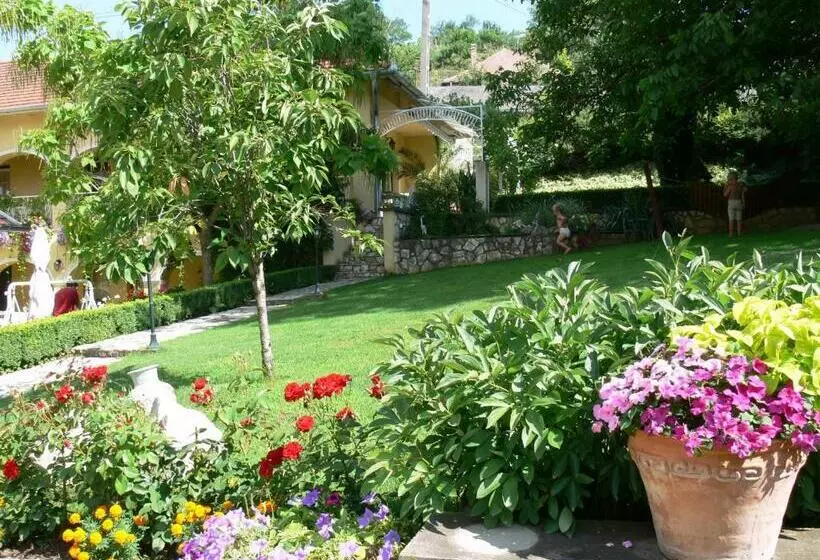 ペンション Hársfa Szálló