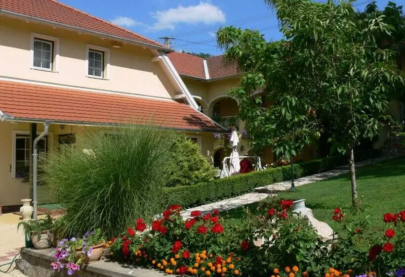 ペンション Hársfa Szálló