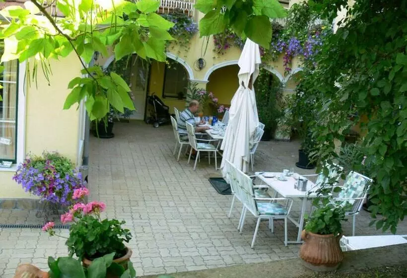 ペンション Hársfa Szálló