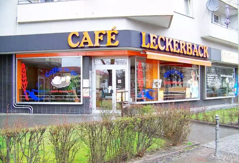 مسافرخانه Amadeus Central