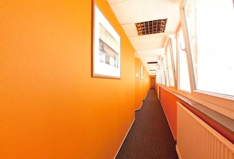 مسافرخانه Amadeus Central