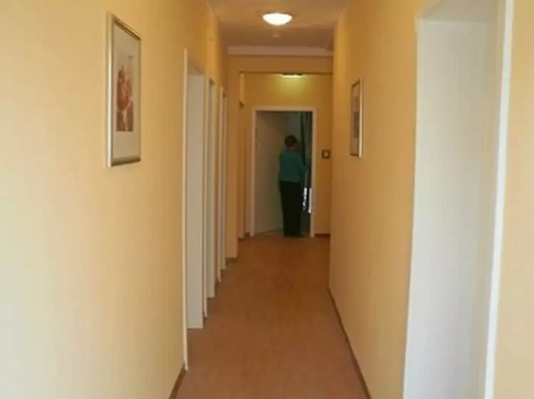 مسافرخانه Amadeus Central