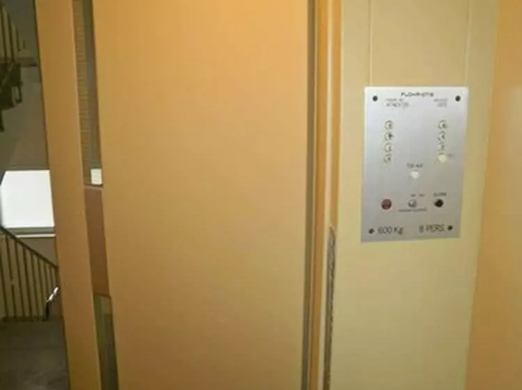 مسافرخانه Amadeus Central