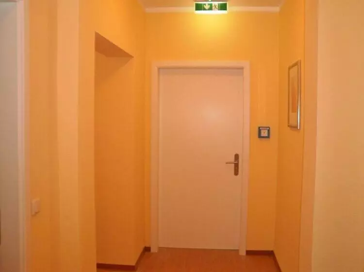 مسافرخانه Amadeus Central