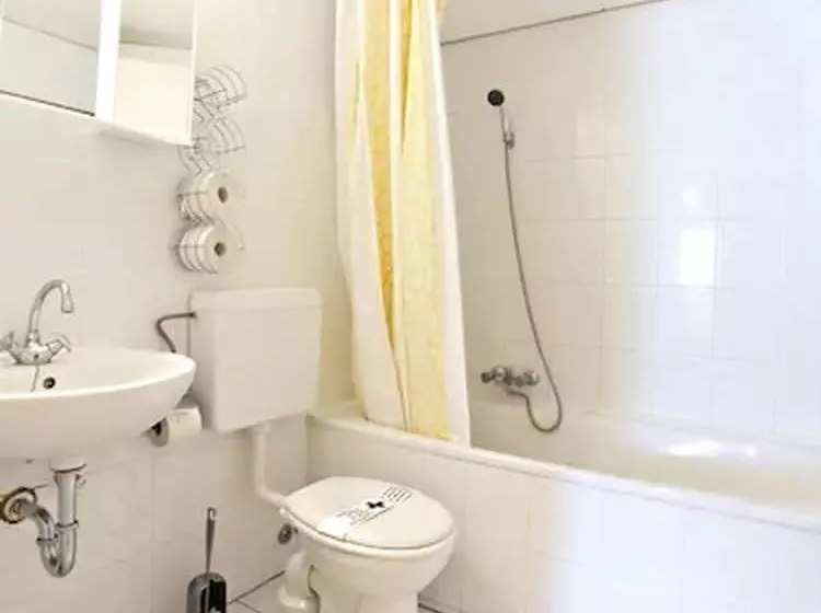 مسافرخانه Amadeus Central