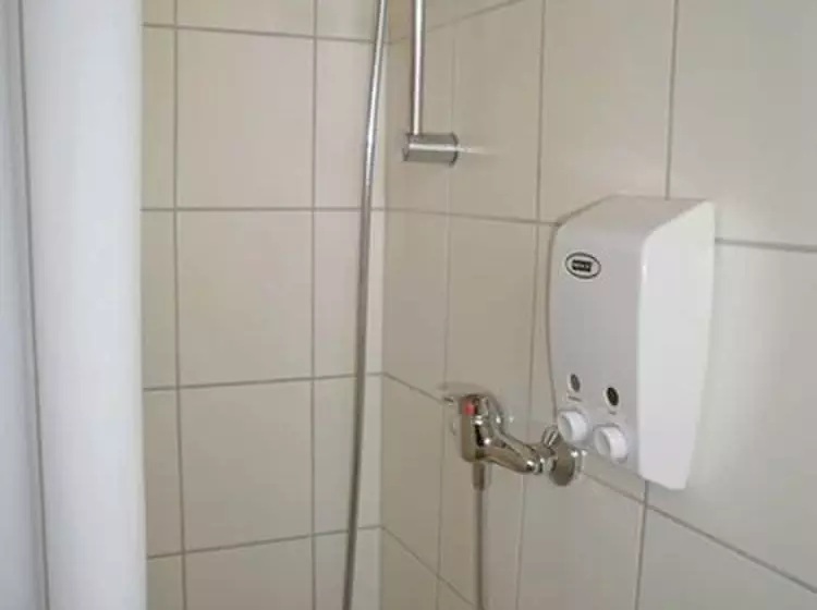 مسافرخانه Amadeus Central