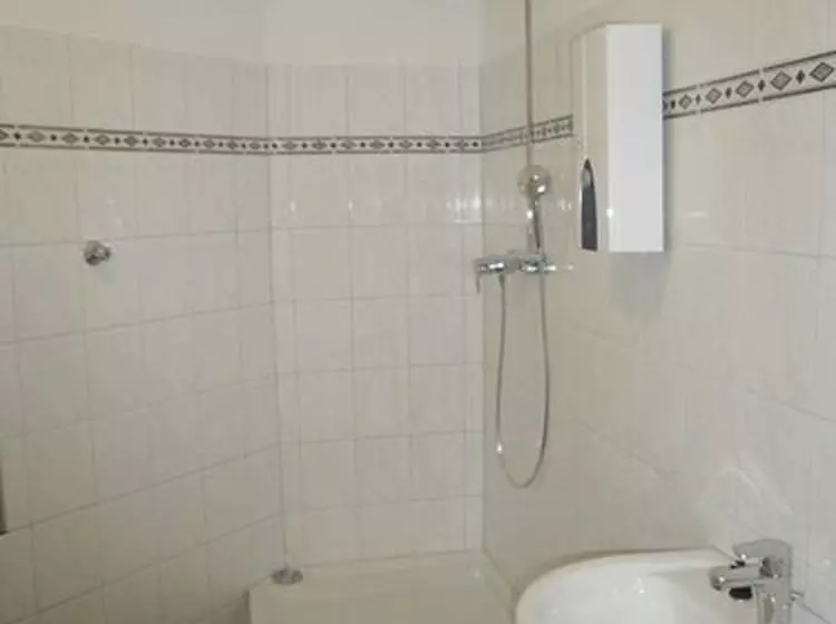 مسافرخانه Amadeus Central