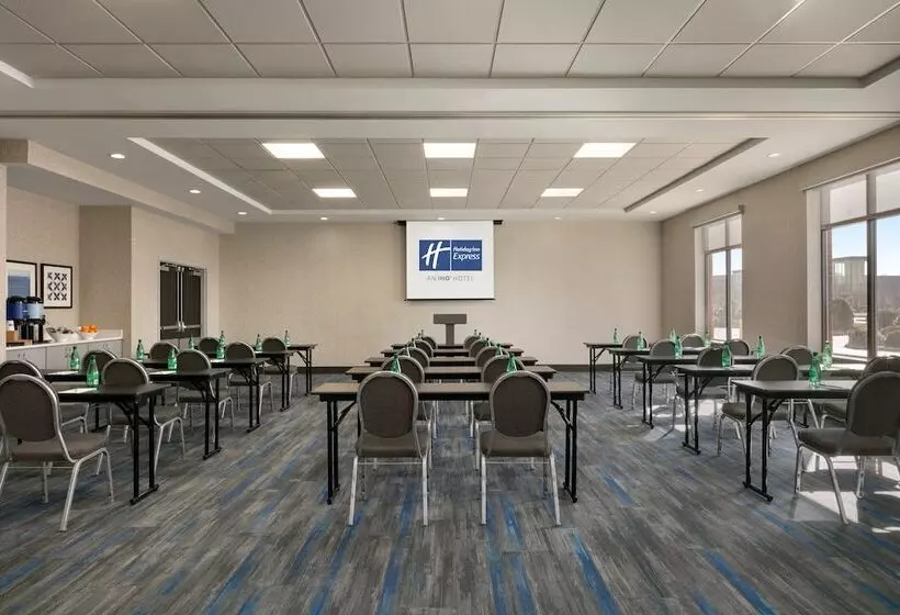 Holiday Inn Express Hotel & Suites Norfolk Airport, An Ihg