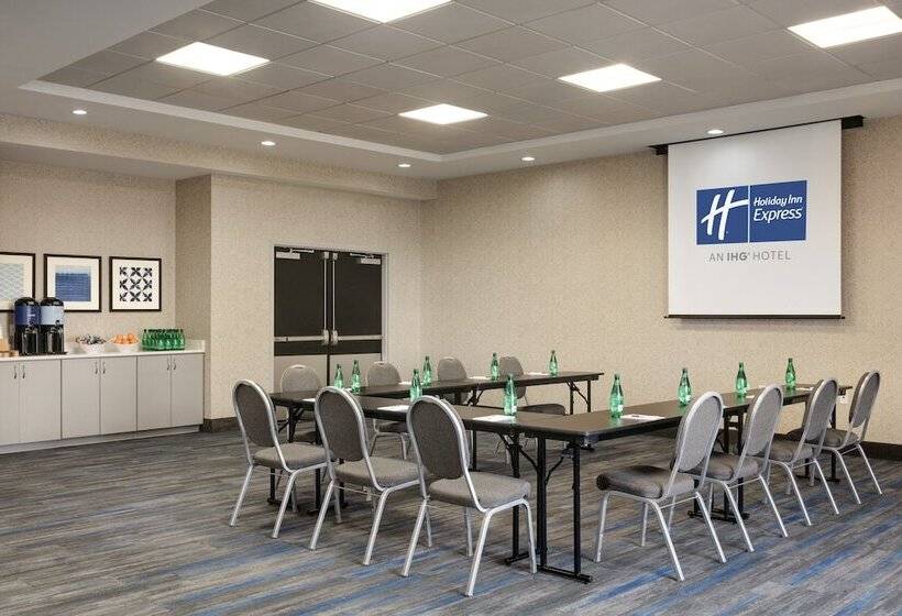 Holiday Inn Express Hotel & Suites Norfolk Airport, An Ihg