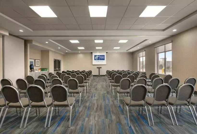 Holiday Inn Express Hotel & Suites Norfolk Airport, An Ihg