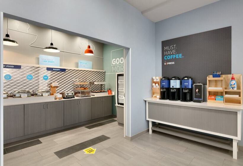 Holiday Inn Express Hotel & Suites Norfolk Airport, An Ihg