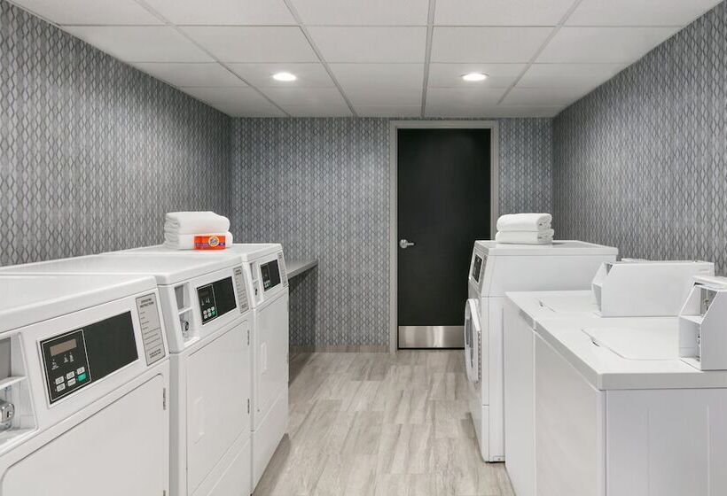 Holiday Inn Express Hotel & Suites Norfolk Airport, An Ihg