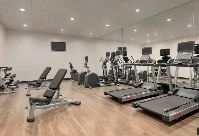 Holiday Inn Express Hotel & Suites Norfolk Airport, An Ihg