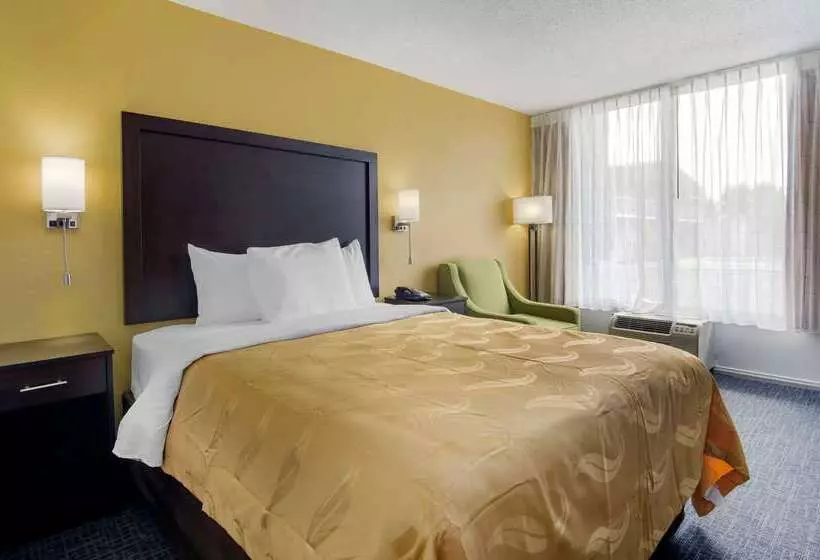 ホテル Quality Inn Verona  Staunton North