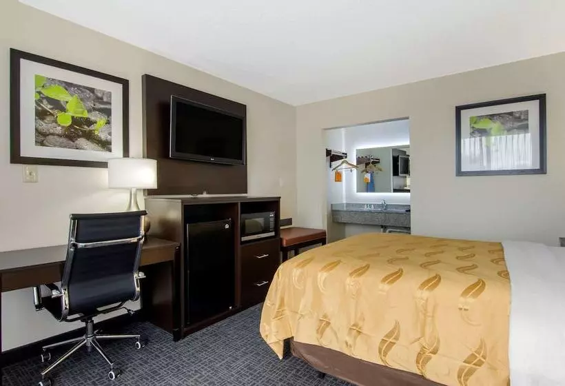 ホテル Quality Inn Verona  Staunton North