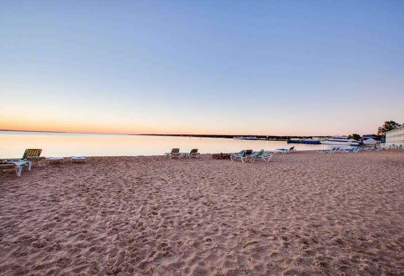 مُتل Super 8 Beachfront By Wyndham Mackinaw City, Mi
