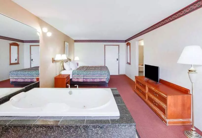 Motel Super 8 Beachfront By Wyndham Mackinaw City, Mi