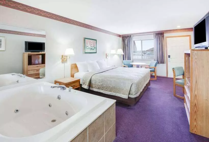 Motel Super 8 Beachfront By Wyndham Mackinaw City, Mi