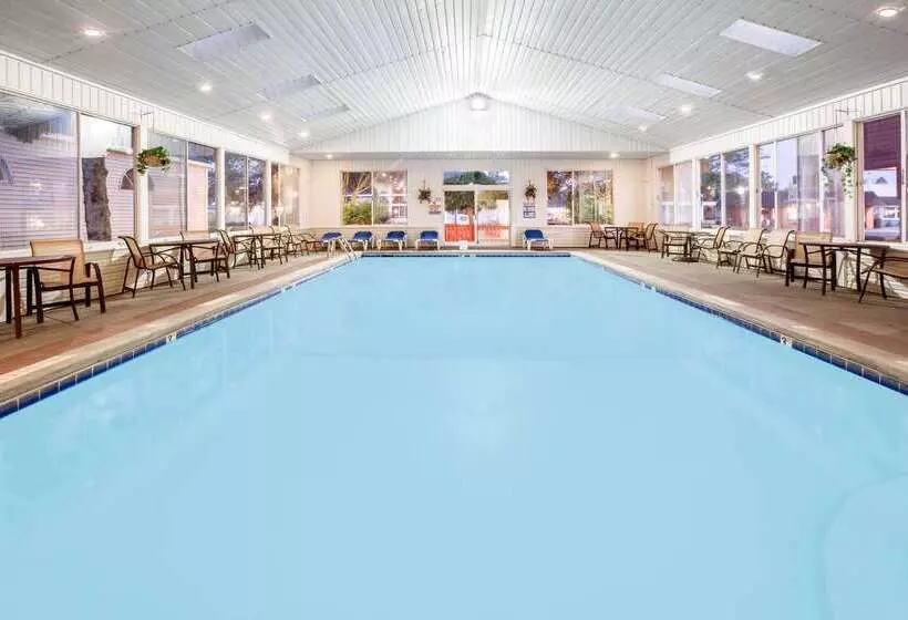 Motel Super 8 Beachfront By Wyndham Mackinaw City, Mi