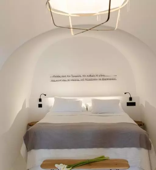 هتل Ikies Santorini