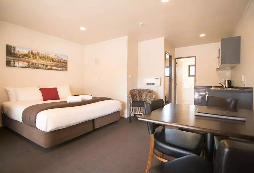 Отель Parklands Motorlodge & Holiday Park