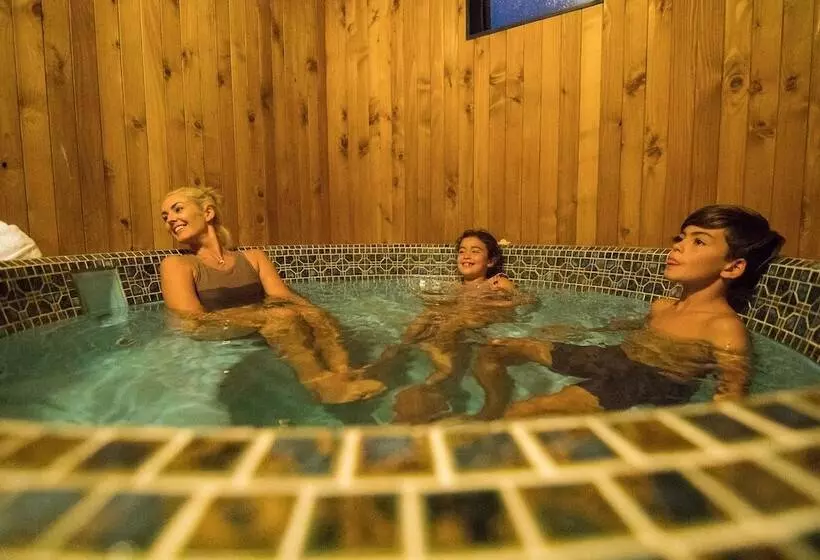 Отель Parklands Motorlodge & Holiday Park