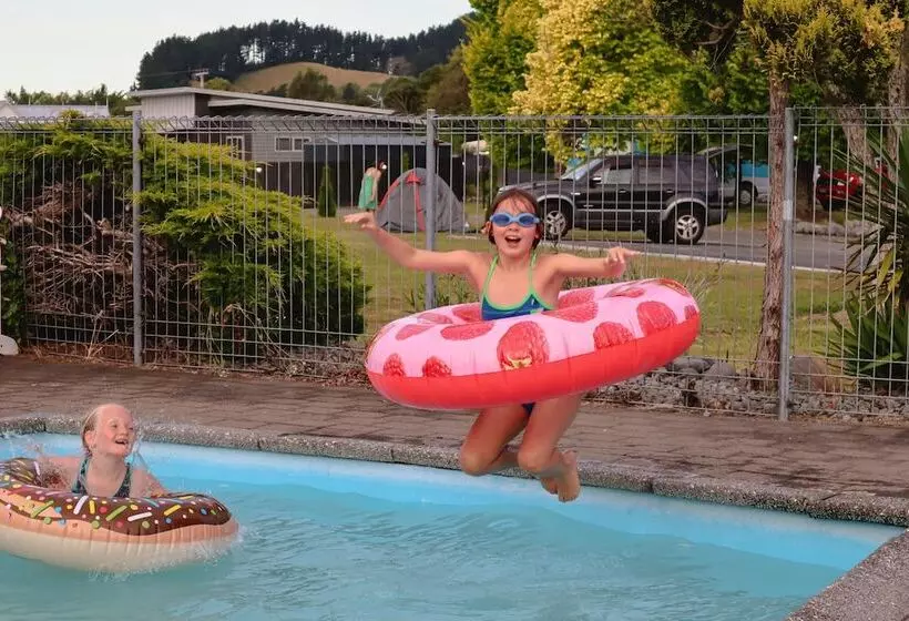 Отель Parklands Motorlodge & Holiday Park