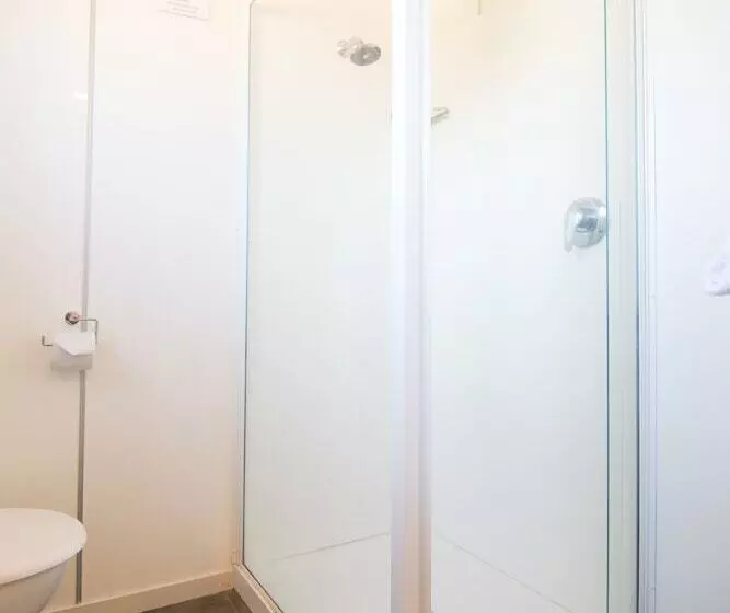 Отель Parklands Motorlodge & Holiday Park