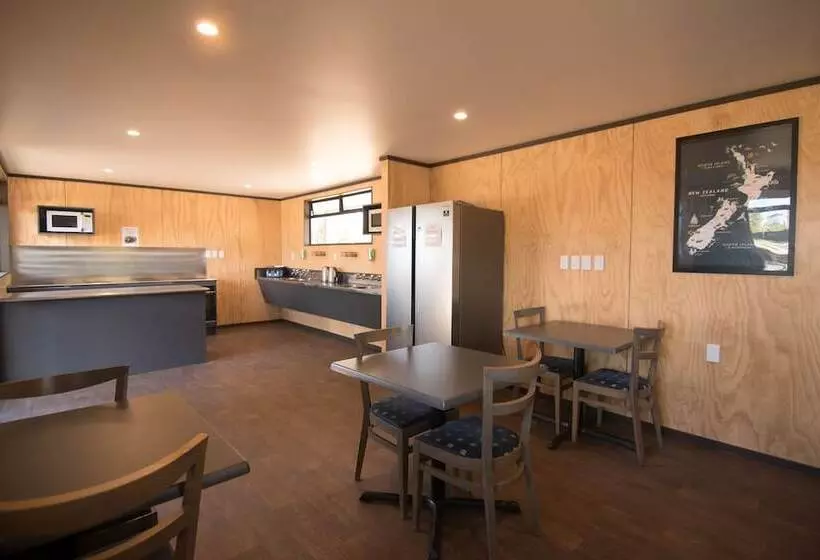 Отель Parklands Motorlodge & Holiday Park