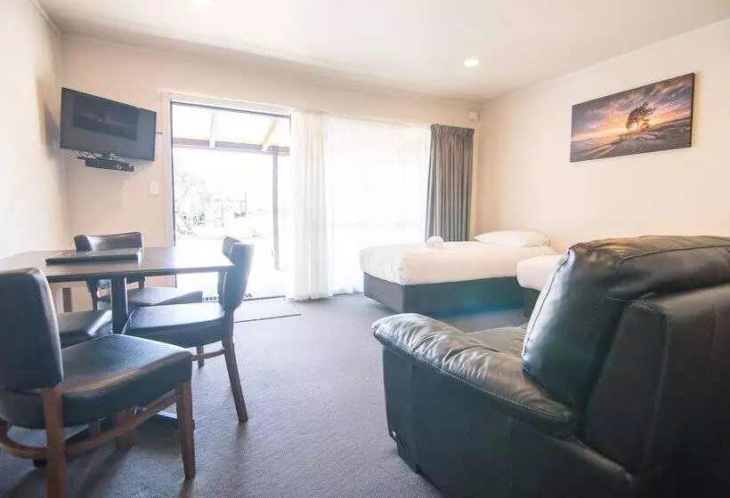 Отель Parklands Motorlodge & Holiday Park