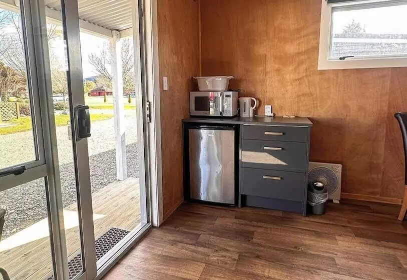 Отель Parklands Motorlodge & Holiday Park