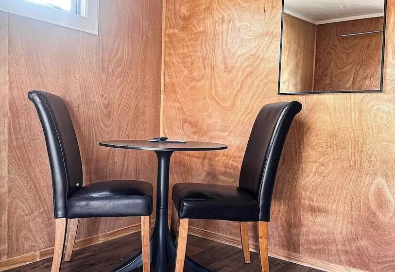 Отель Parklands Motorlodge & Holiday Park