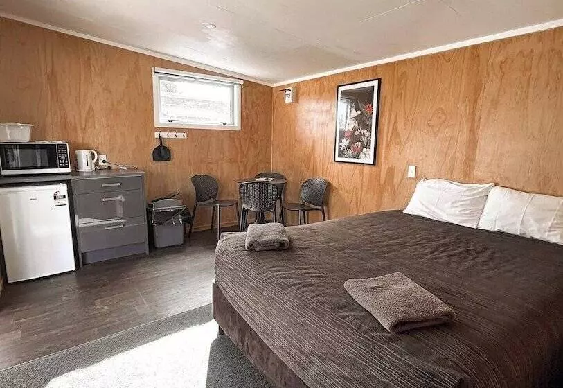 Отель Parklands Motorlodge & Holiday Park