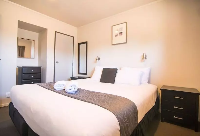 Отель Parklands Motorlodge & Holiday Park