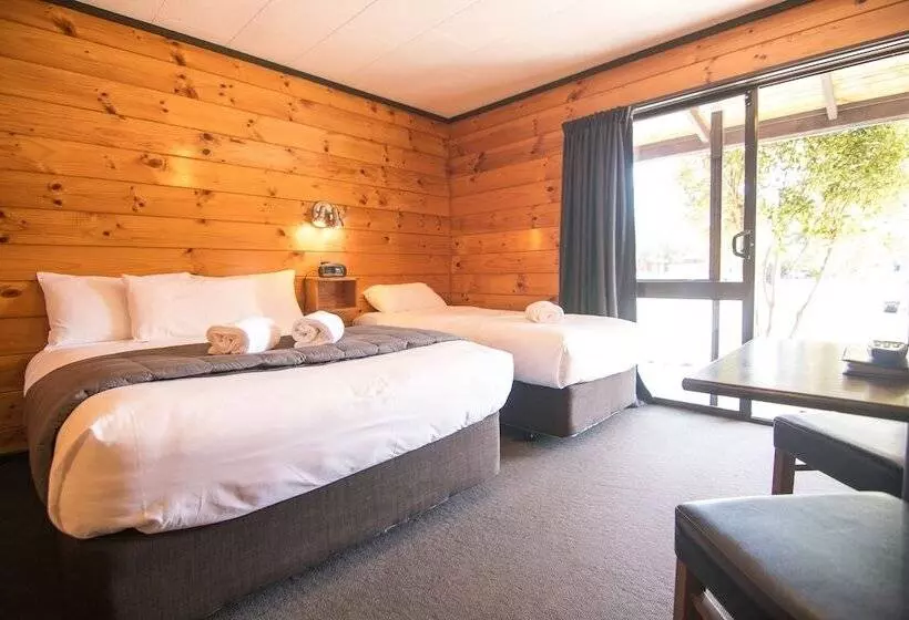 Отель Parklands Motorlodge & Holiday Park